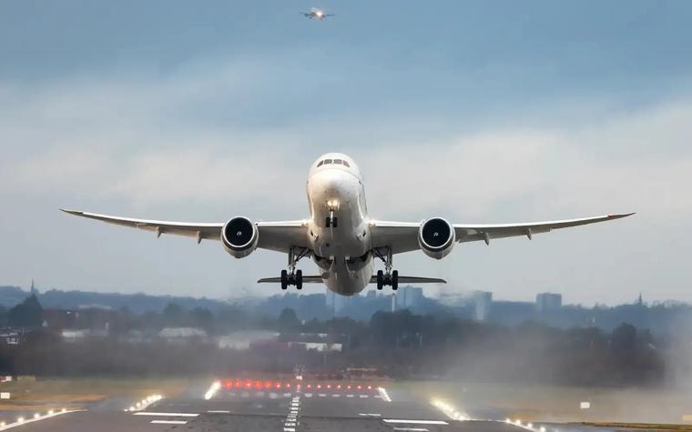 US airlines weigh midair collision prevention system ahead of legal mandate