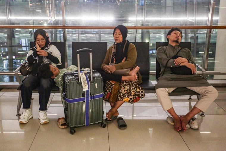 Four more airports shut in Indonesia after Jakarta’s Soekarno-Hatta as Anak Krakatoa ash spreads