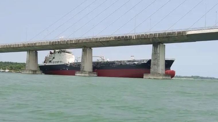 Jambatan Sungai Johor selamat dilalui selepas kapal hanyut langgar struktur
