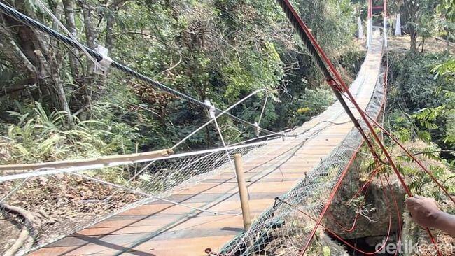 Jambatan Gantung Runtuh Ketika Majlis Perasmian, Pegawai Kerajaan Turut Berada di Atasnya!