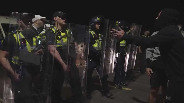 Penunjuk perasaan bertempur dengan polis di UK berikutan kemasukan pendatang