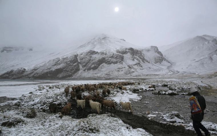 Avalanche hits glacier on China’s Muztagh Ata in Xinjiang