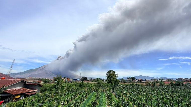 Gunung Sinabung meletus lagi, lebih 600 penduduk dipindahkan di Sumatera Utara
