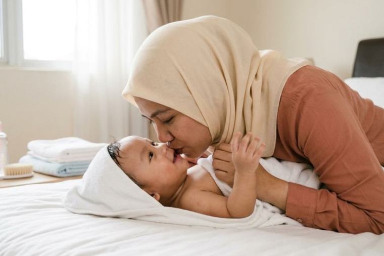 Ibu bapa elak cium mulut bayi, kunyahkan makanan kalau ada masalah gigi berlubang! Cara mudah bakteria berpindah kepada anak