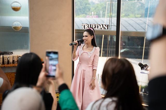 Bella Jadi Barista Truedan, Meriahkan Pembukaan Cawangan Pertama