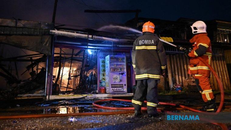 Lima premis perniagaan di Jeti Chew terbakar, peniaga rugi RM1 juta