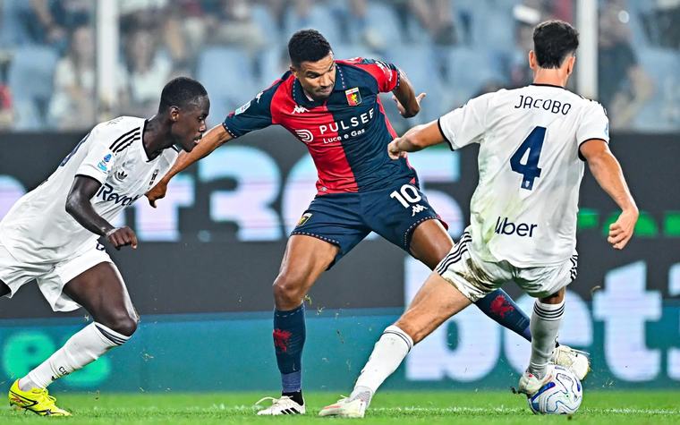 Como down Genoa to go top of Serie A