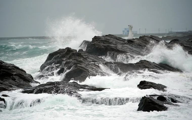 Schools, ferry routes suspended as Typhoon Saudel lashes east China