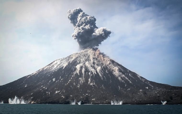 Jakarta airport suspends flights due to ash from Anak Krakatau