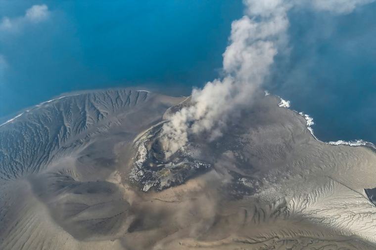 Anak Krakatoa eruption forces closure of eight Indonesian airports, stranding 170,000 passengers