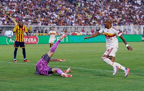 Roma thrash Lecce 4-0 to go top of Serie A on Malen brace
