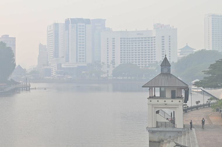 Indonesian fires prompt haze alerts, disrupt palm harvests