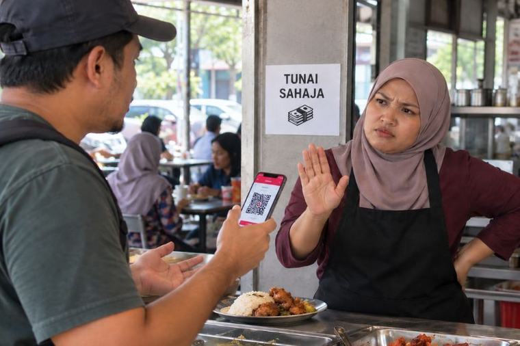 Pelanggan terkedu peniaga tak terima QR, bagi tunai tapi tiada tukaran duit kecil - “Ingat ini tahun 1990 ke?“
