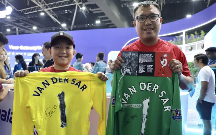 Man Utd fans come from afar to meet Park, Brown, van der Sar