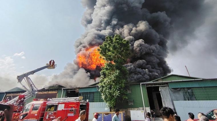 Sembilan lot kilang terbakar di Bercham, seorang lelaki melecur