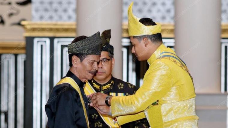 Seniman Eman Manan Bergelar Datuk