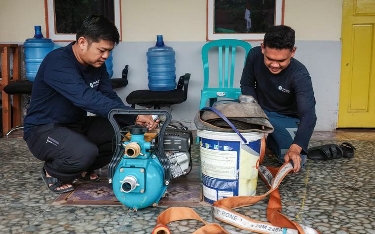 Volunteers fight uphill battle against Indonesian fires