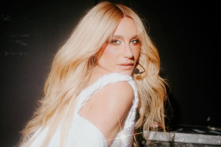 Menjijikkan! Kesha terkejut peminat hulur gigi palsu hangat dan basah ketika beraksi di pentas