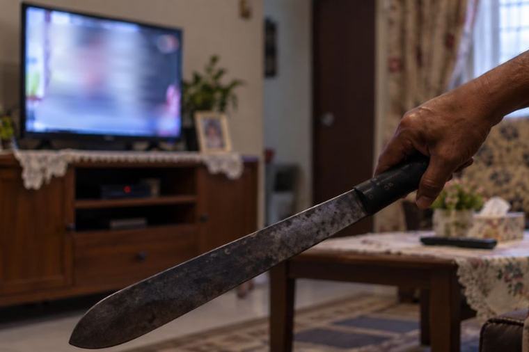 Warga emas tetak isteri, berang bunyi televisyen terlalu kuat