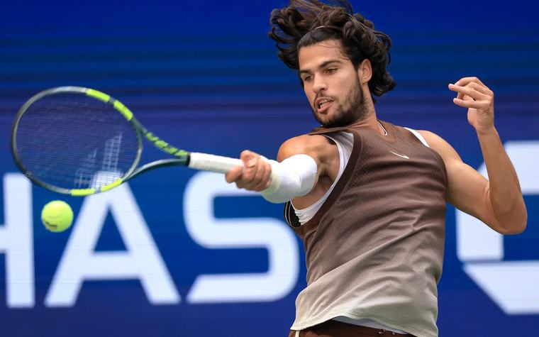 Alcaraz into US Open last 16 along with Sabalenka