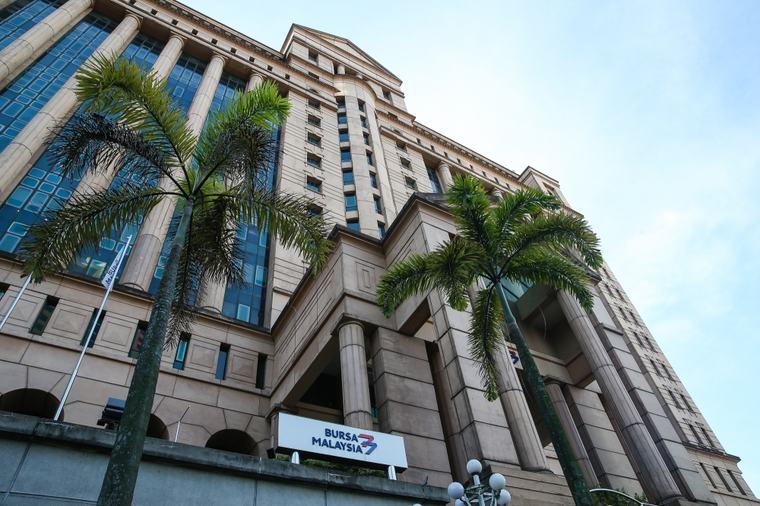 Bursa Malaysia closes weaker, plantation index tumbles 156 points amid profit‑taking pressure