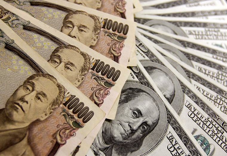 Yen headed for strongest week in a month, dollar flat ahead of payroll data